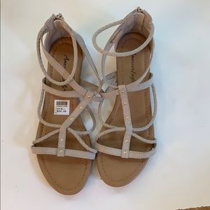 Very cute baige sandals!